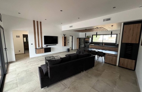 Les 3 Ponts Villa | Villa Contemporaine Piscine Privative Hauteurs de Nîmes Quartier Calme