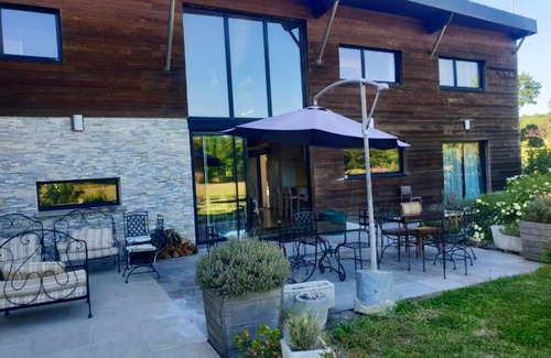 Saint-Medard-sur-Ille Villa | Villa de 9 chambres avec piscine interieure jacuzzi et jardin clos a Saint Medard sur Ille
