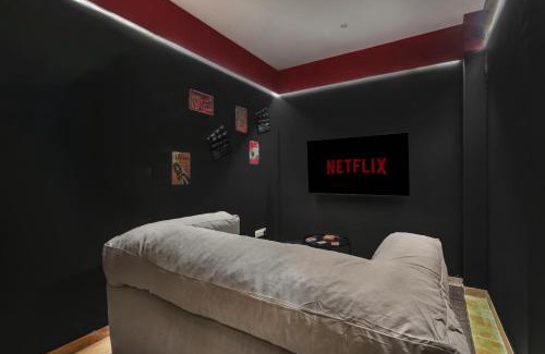 Miraflores de la Sierra Villa | Villa de lujo de piedra, Cine para niños, Vistas, Piscina