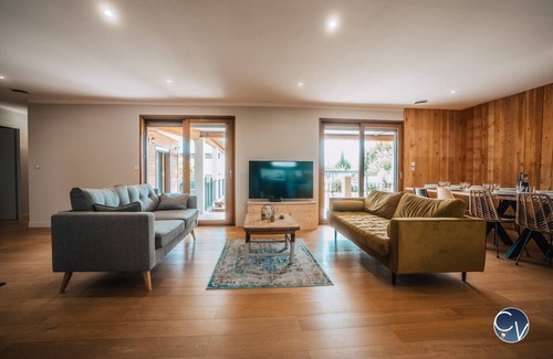 La Bruguiere Villa | Villa de Standing Avec Piscine et Jacuzzi Pour 8 Personnes