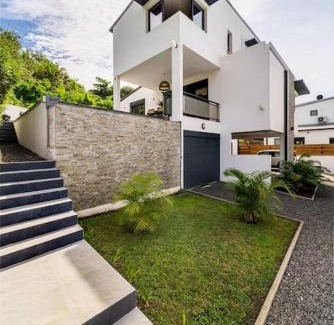 Grand Bois Villa | VILLA DEL SOL classée 4 étoiles - Magnifique Villa avec piscine 3 chambres et vue mer à ST PIERRE Grand Bois