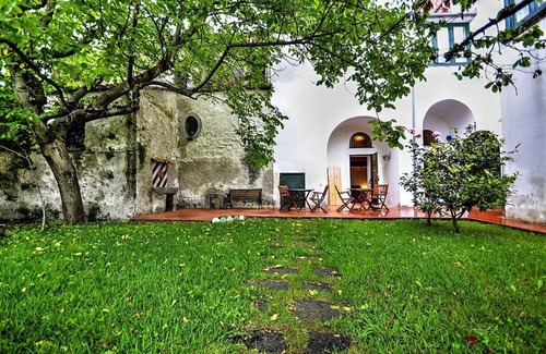 Calvanico Villa | Villa delle Signorine: An elegant and welcoming three-story villa situated in a quiet location, surrounded by a wonderful garden, with Free WI-FI.