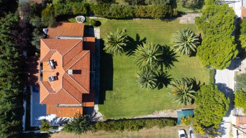 Haniotis Villa | Villa Delta - 5 Bdrms, 2 min walk to Mamalouka, Blue Carpet