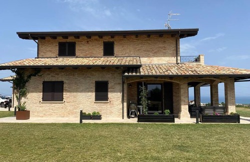 Colonnella Villa | Villa di lusso rustica con vista mare, collina e montagna