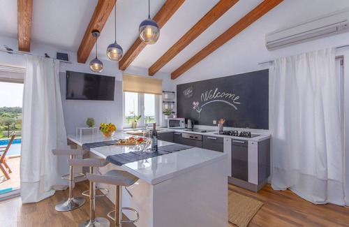 Rovinjsko Selo Villa | Villa di Rovigno with Pool, Hot Tub and Sea View