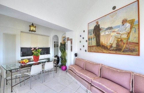 Capri Apartment | Villa Due Marine: A splendid and luminous apartment situated in a quiet location, at a short distance from the famous Piazzetta of Capri, with Free WI-FI.