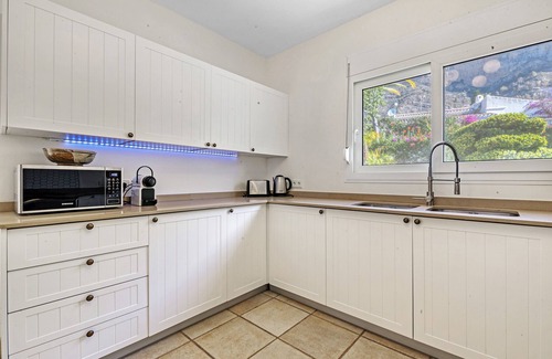 Ermita Villa | Villa 'Flores' with Private Pool, Wi-Fi and Air Conditioning