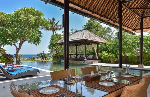 Temukus Villa | Villa Geluk - Luxury Private Beachfront Villa