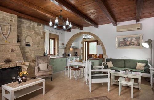 Embrosneros Villa | Villa Gianna by PosarelliVillas