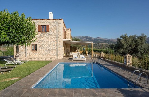 Embrosneros Villa | Villa Gianna by PosarelliVillas