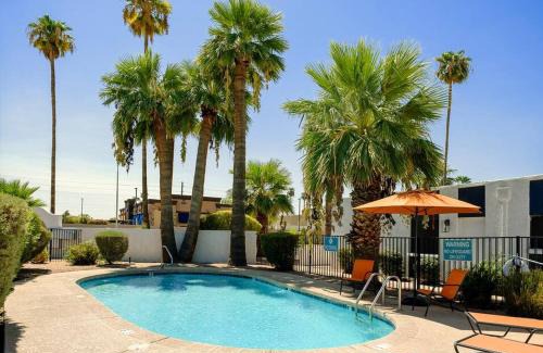 Tempe Villa | Villa Golden - King Bed & Swimming Pool!