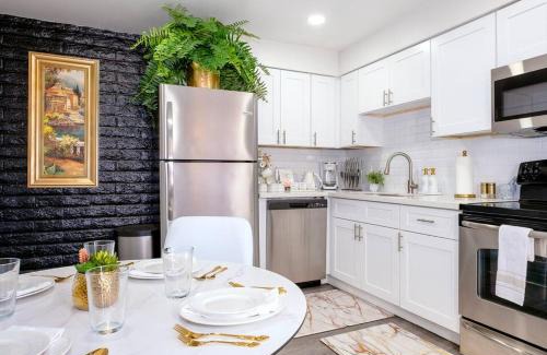 Tempe Villa | Villa Golden - King Bed & Swimming Pool!