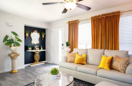 Tempe Villa | Villa Golden - King Bed & Swimming Pool!