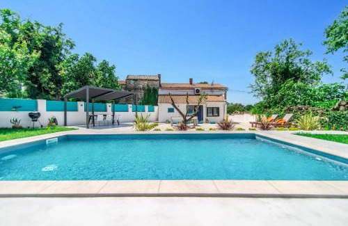 Butkovici Villa | Villa Gravisi by Villa Plus