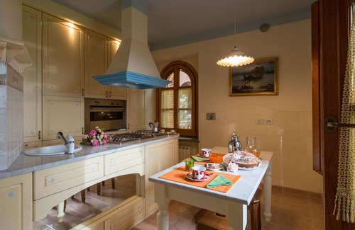 Castel Rigone Villa | Villa holidays in Umbria at Lake Trasimeno on the border with Tuscany