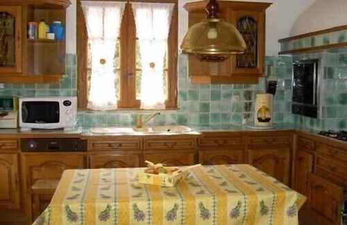 Cabrieres-d'Avignon Villa | Villa in a beautiful setting with views, very quiet. Large fenced property