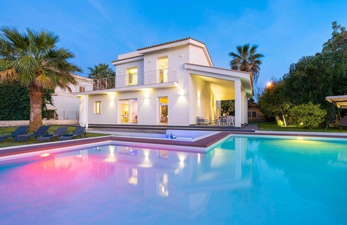 Syracuse Villa | Villa in Isola with 4 bedrooms sleeps 8