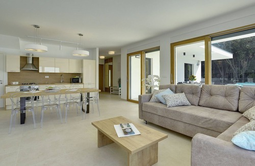 Pjescana Uvala Villa | Villa in Pješčana by the Beach with Pool