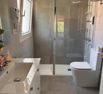 Pineda de Mar Bed & Breakfast | Villa IRI Habitación N1 con baño propio y balcón