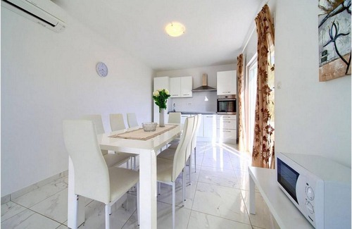 Milohnici Villa | Villa Isabella - Four Bedroom Villa with Swimming Pool