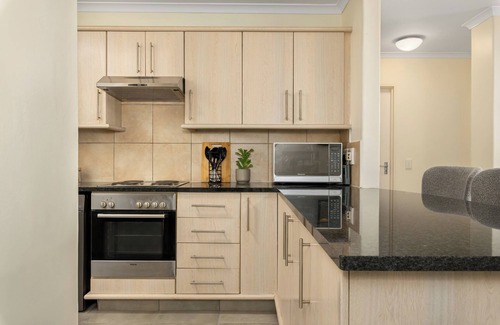 Cape Town Apartment | Villa Italia Getaway, Pool, Gym, Netflix, Wifi