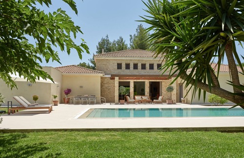 Laganas Villa | Villa la Curva is a modernly designed, 370m home, near the beach of Laganas.