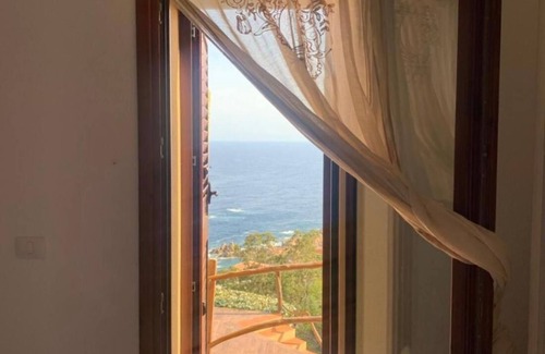 Costa Paradiso Villa | Villa La Dolce Vista & Jacuzzi