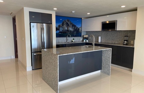 Chula Vista Villa | Villa La Valencia 3 Bedroom Penthouse Oceanfront Suite - Overlooking the beach!
