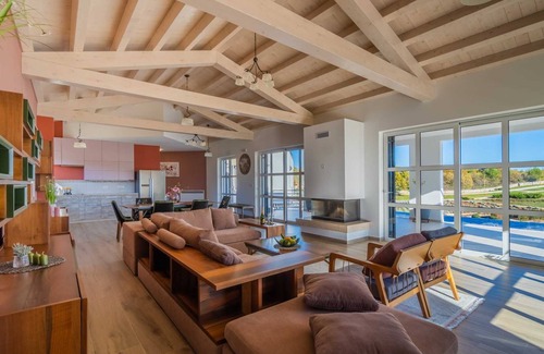 Filipana Villa | Villa Labyrinth with Pool