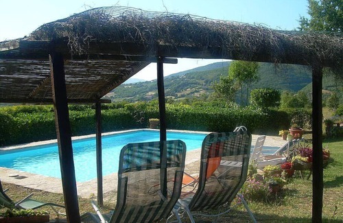 Sorano House | Villa Lavanda B: A welcoming two-story apartment that is part of a villa surrounded by the greenery.