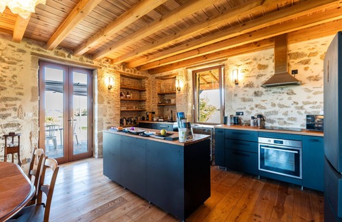 Bazas House | Villa 'Le Basque' in Bazas with Shared Pool, Private Terrace and Wi-Fi