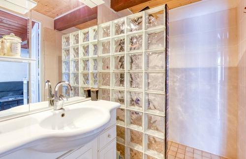 Lunel Villa | Villa "Loft Ambrussum" with Shared Terrace, Whirlpool & Wi-Fi