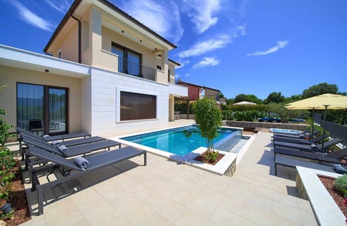 Pinezici Villa | Villa LORD with heated pool, jacuzzi and sauna