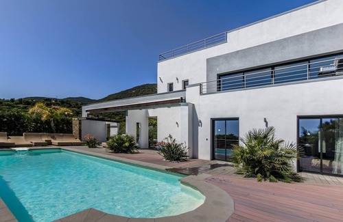 Cavalaire-sur-Mer Villa | Villa Louancelie, beautiful contemporary house with swimming pool and sea view.