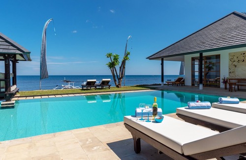 Dencarik Villa | Villa Lovina-beach 1, luxury 5 * villa, staff, beachfront, pool, free boattrip