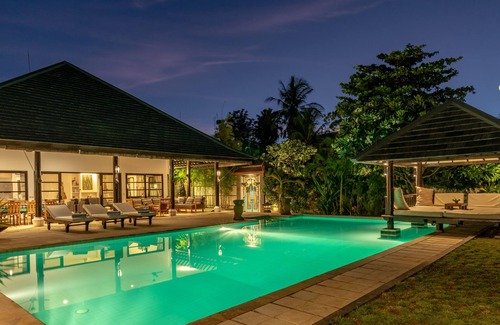 Dencarik Villa | Villa Lovina-beach 1, luxury 5 * villa, staff, beachfront, pool, free boattrip