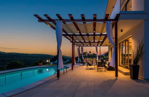 Donje Polje Villa | Villa LucaToni - heated pool