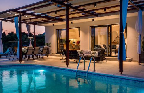 Donje Polje Villa | Villa LucaToni - heated pool
