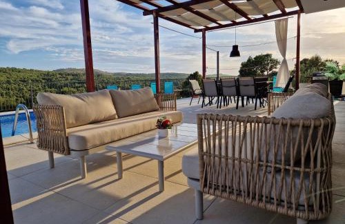 Donje Polje Villa | Villa LucaToni - heated pool