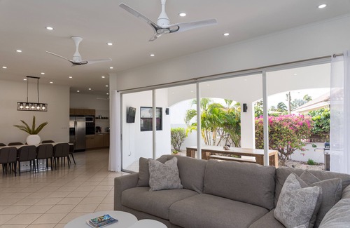 Esmeralda Villa | VILLA LUMA - 2 min to Beach, Exclusive 3 Bedroom Villa in Malmok, Noord
