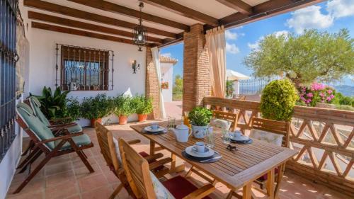 Guaro Villa | Villa Luz de Luna Guaro by Ruralidays