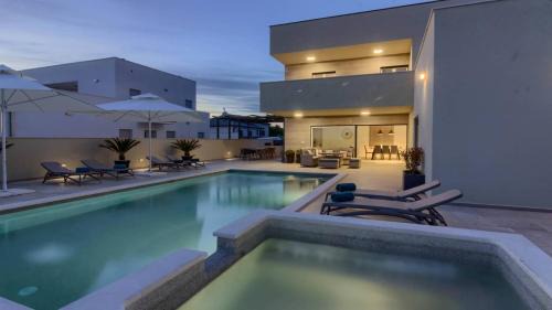 Sikici Villa | VILLA MAKO, die moderne Luxus-Villa mit Swimmingpool und Whirlpool in ruhiger Vorort-Lage von Pula