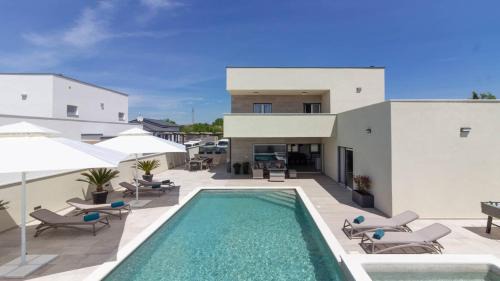 Sikici Villa | VILLA MAKO, die moderne Luxus-Villa mit Swimmingpool und Whirlpool in ruhiger Vorort-Lage von Pula