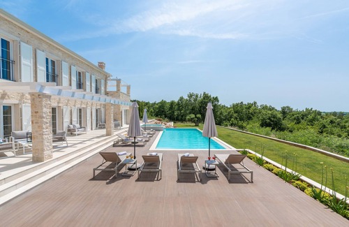 Vizinada Villa | Villa Maxim with pool, jacuzzi and endless views over the vineyards to the sea