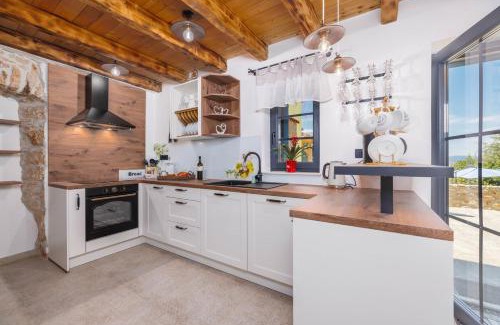 Kras House | Villa Melary with Pool and Jacuzzi