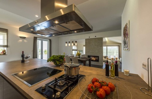 Selina Villa | Villa Meli with Infinity Pool and Whirlpool