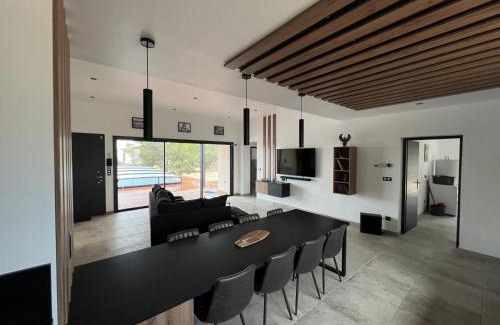 Les 3 Ponts Villa | Villa moderne piscine privative hauteurs de Nimes