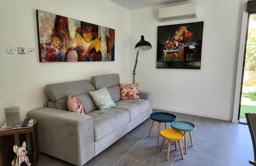 Callas Villa | Villa neuve avec jacuzzi et piscine.