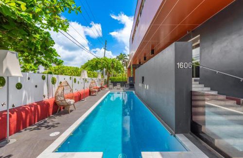 Northeast Coconut Grove Villa | Villa Nova