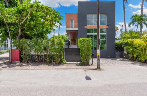 Northeast Coconut Grove Villa | Villa Nova